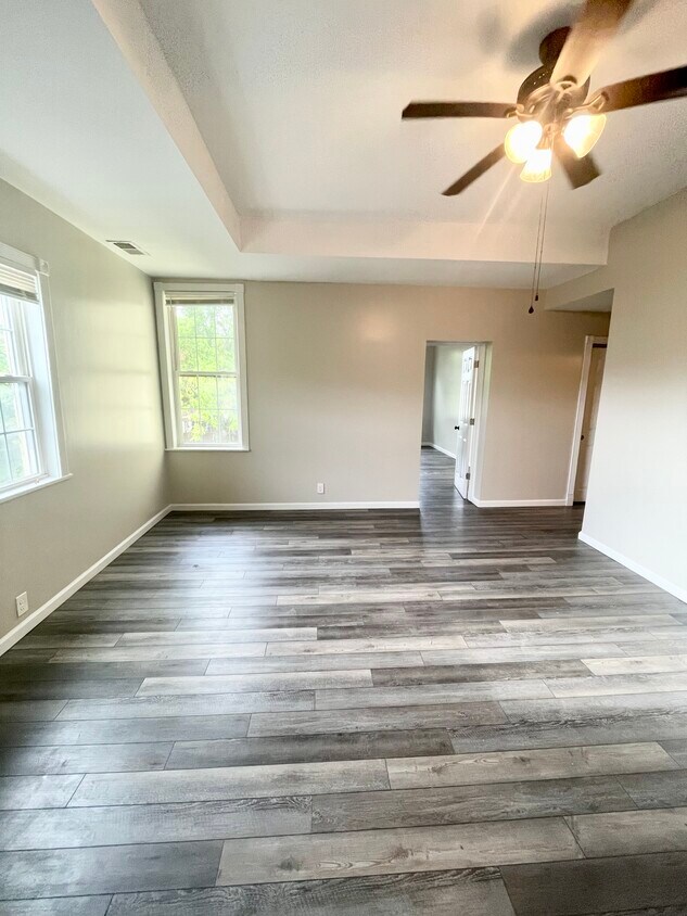Foto principal - 137 E 10th St