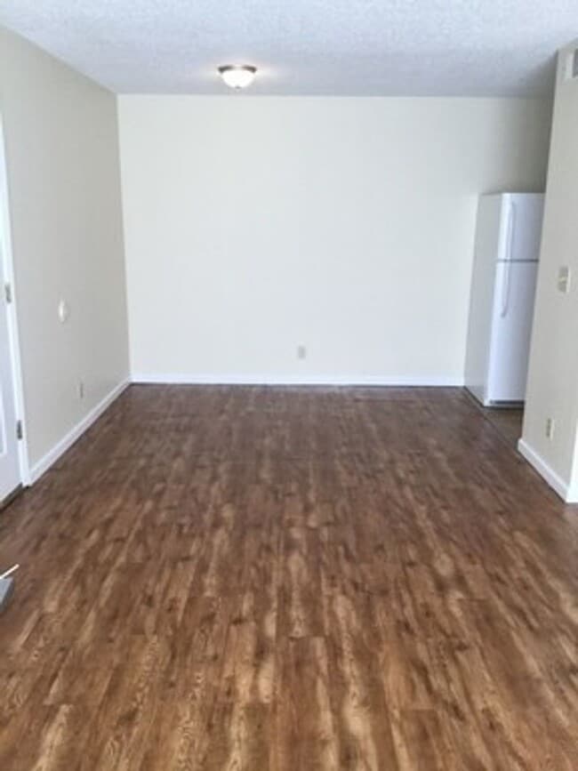 Building Photo - Hollister Apartments