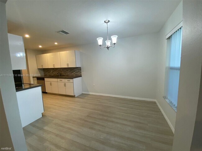 Foto del edificio - 3 br, 2.5 bath Townhome - 2130 NW 171st Ter