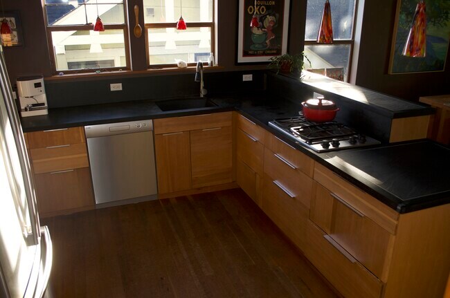 Kitchen - 212 21st Ave E