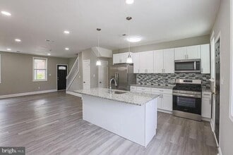 Building Photo - 2500 W Cold Spring Ln