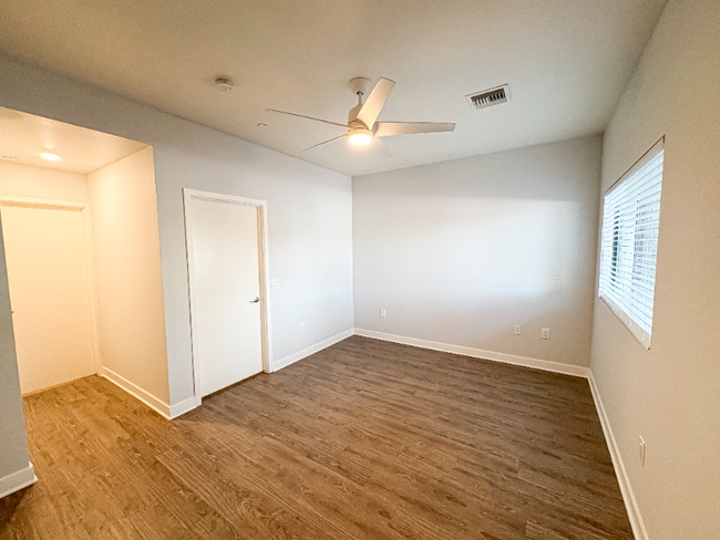 Foto del edificio - 1645 E Cheery Lynn Rd