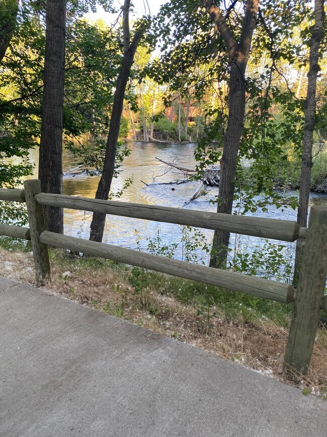 directamente sobre el río - 1243 E Kimberley Ln