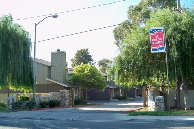 Building Photo - Willow Lakes Apartments