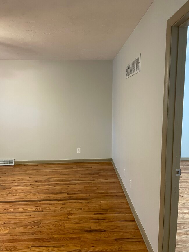 Building Photo - 864 S 45th St