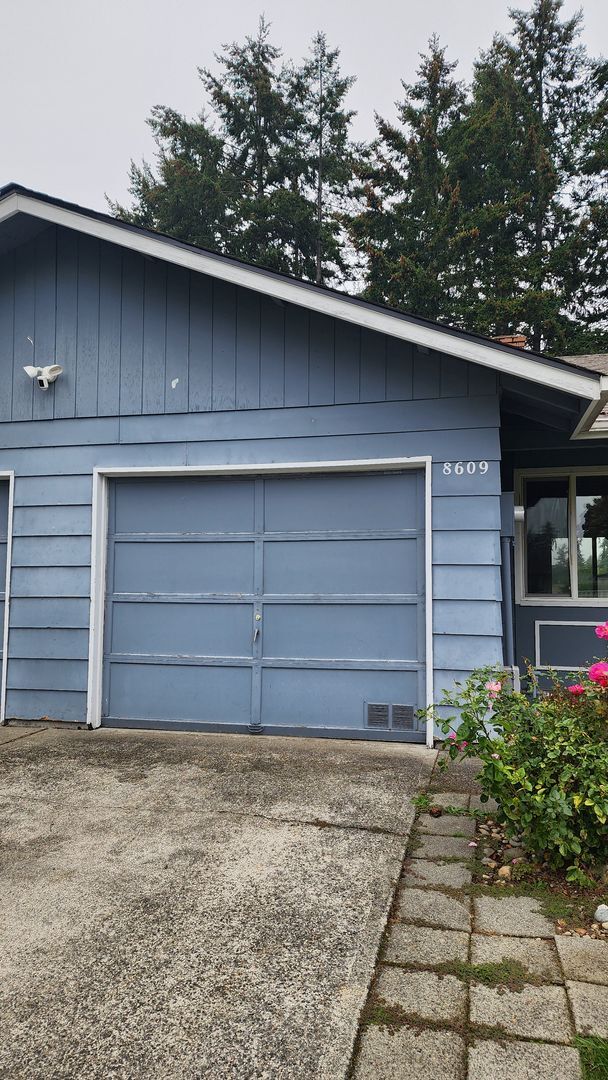 Building Photo - 8609-8611-8611 Onyx Dr SW