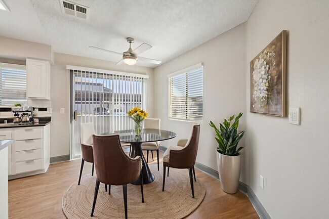 Foto del edificio - The Bristol at Sunset Apartment Homes