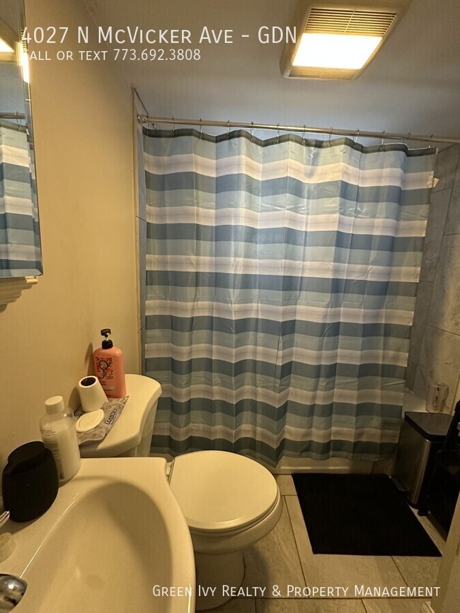 Foto del edificio - Awesome Portage Park Garden Unit, Laundry,...