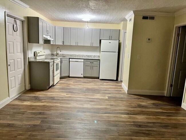 Foto del edificio - 1 Bedroom 2nd Floor Condo in East Orlando with Laminate Flooring and Scenic Balcony View!