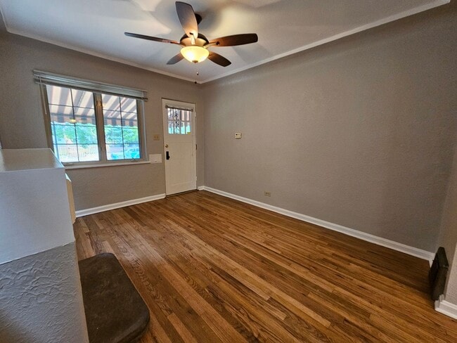 Foto del edificio - Alamo Placita Adorable 3 Bed 2 Bath Bungalow w/ CACH, Garage, Fenced Yard & More