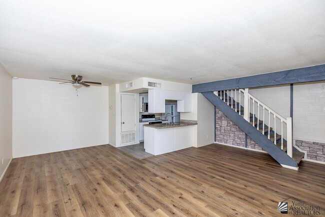Building Photo - 1242 W 20th Pl