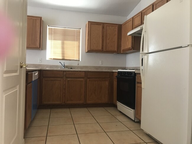 Foto del edificio - 3 BDR 2 Bath in Chaparral Village neighbor...