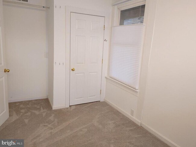 Building Photo - 7218 Maple Ave