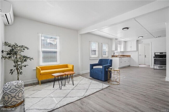 Building Photo - 3 br, 1 bath House - 428 W 109th St