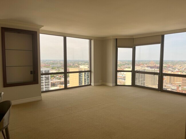 Foto del edificio - 2650 N Lakeview Ave