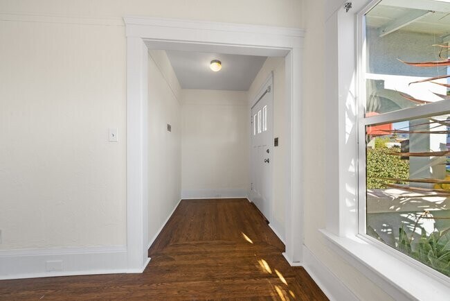 Foyer - 5751 Adeline St