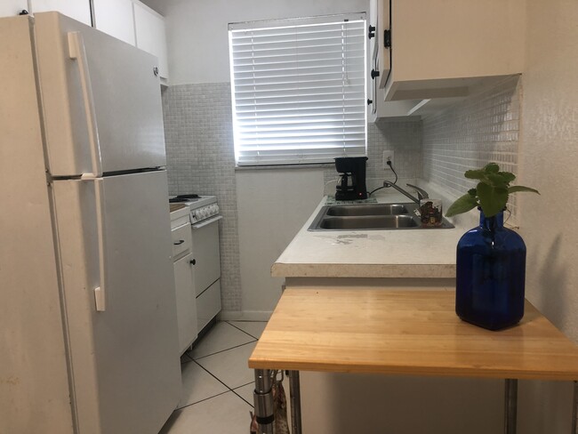 Kitchen - 111 N L St