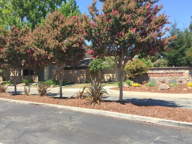 Building Photo - 1822 Pomar Way