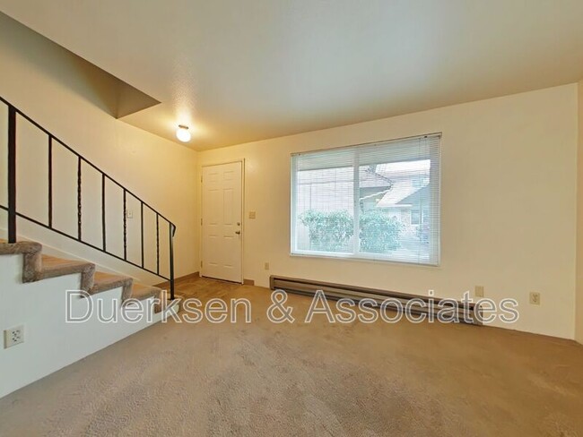 Building Photo - 114 NE Conifer Blvd