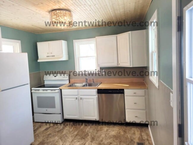 Foto del edificio - 1992 W County Rd 100 S