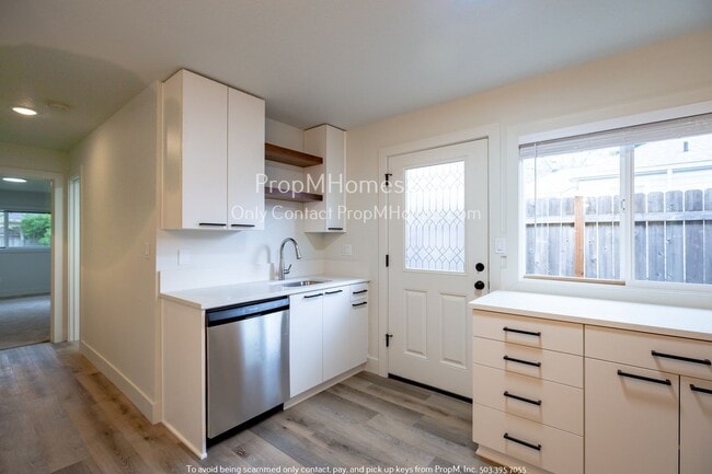 Building Photo - Light & Bright 1-Bedroom Duplex in Rose Ci...