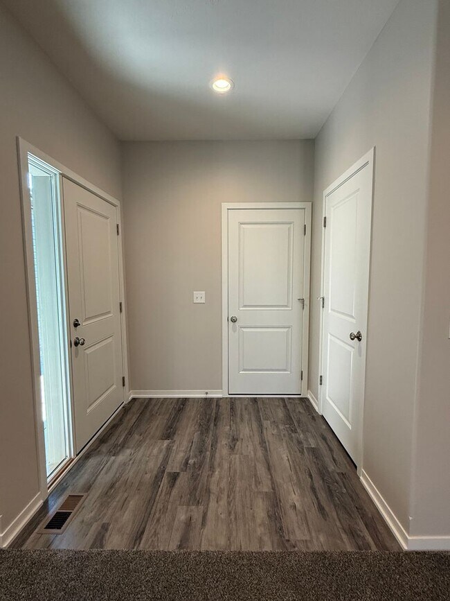 Building Photo - Ranch townhome with 2 stall garage. Spacio...