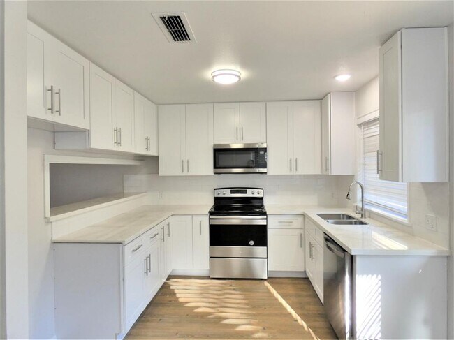 Foto del edificio - 606 Golfview Dr