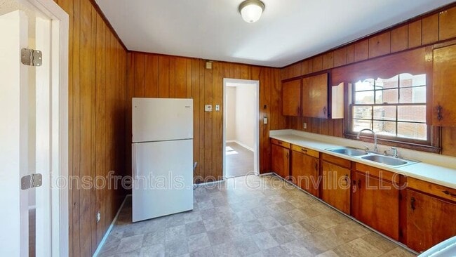 Building Photo - 805 Anthony St