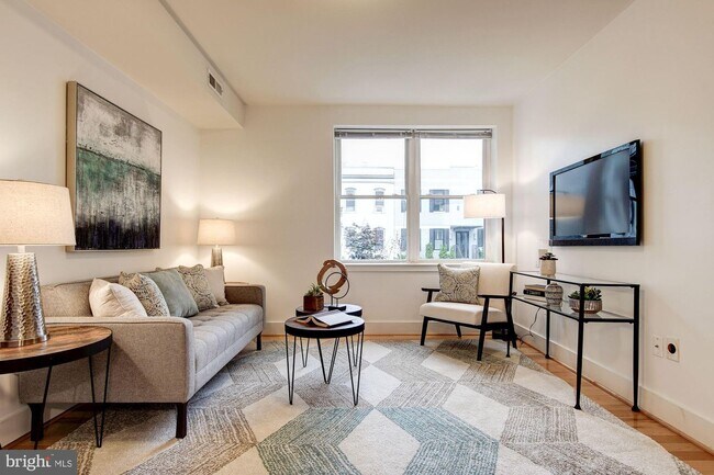 Foto del edificio - 809 Otis Pl NW