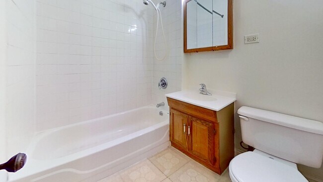Foto del edificio - Raised First Floor North Center Two Bedroom