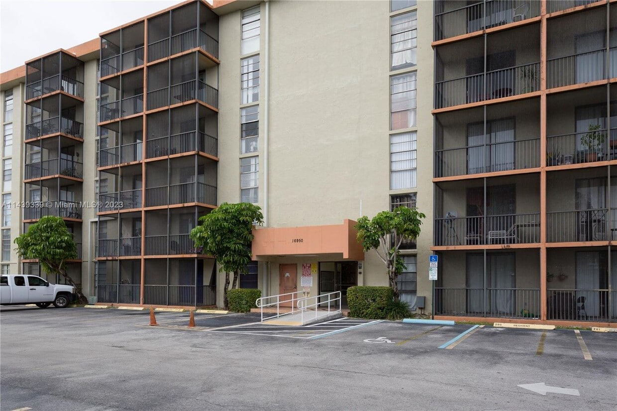 16950 W Dixie Hwy Unit A326, North Miami Beach, FL 33160 Condo for