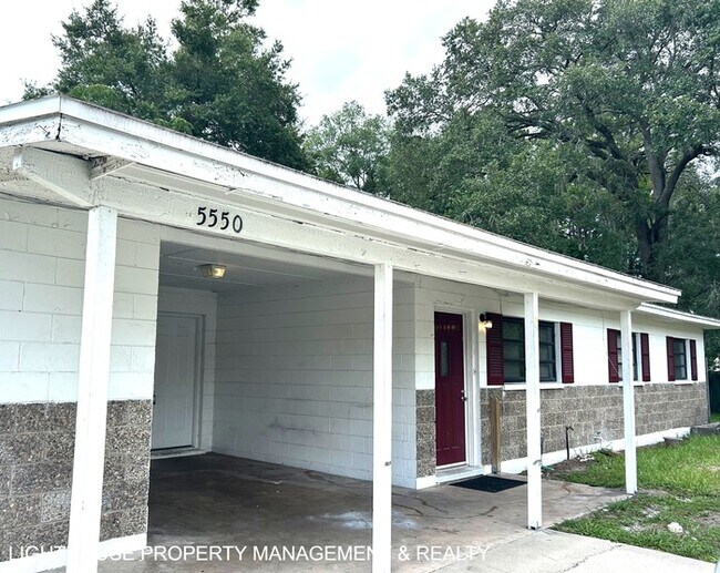 Building Photo - Spacious 4 Bed/2 Bath Home with HUGE Fence...