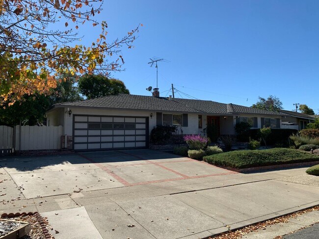 Building Photo - 4712 Clarendon Dr
