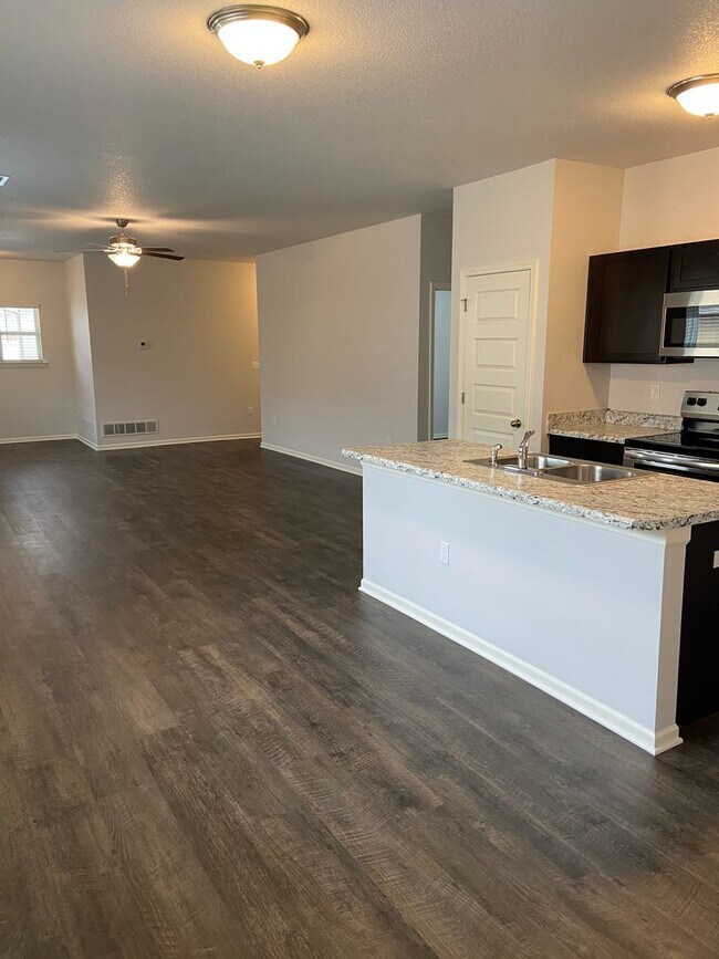 Building Photo - Three Bedroom | Two Bath Home in Spring Hill