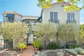 Building Photo - 1516 S Crest Dr