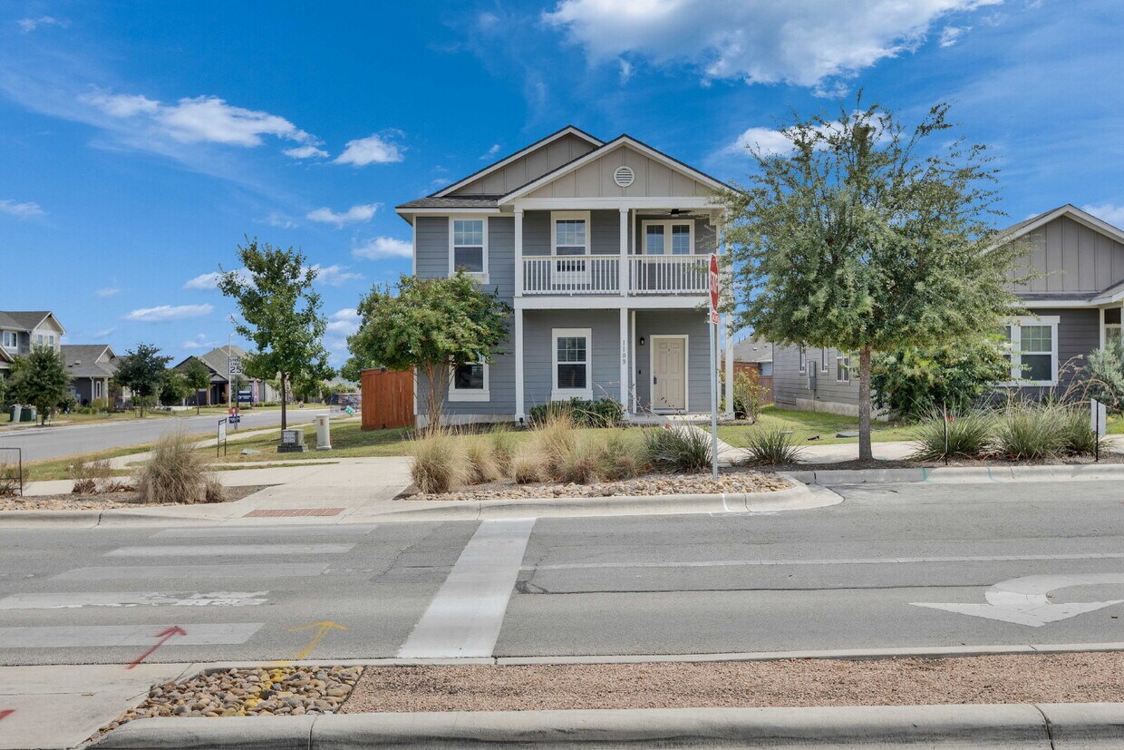 Foto principal - 3 Bedroom Home on Corner Lot - One Month FREE