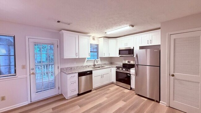 Foto del edificio - Snellville 2 Bed-2.5 Bath Townhouse, BRAND NEW KITCHEN and Flooring, End Unit