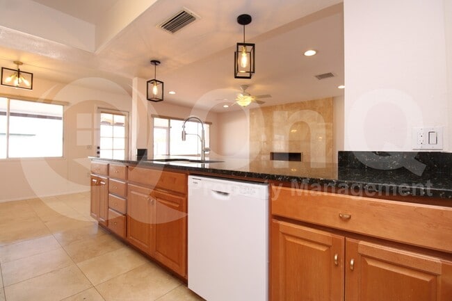 Photo - 1816 E Oxford Dr House