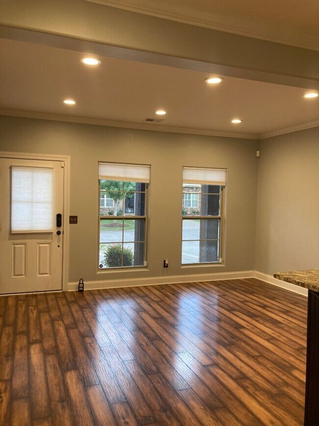 Foto del edificio - Murfreesboro Townhome near it all!