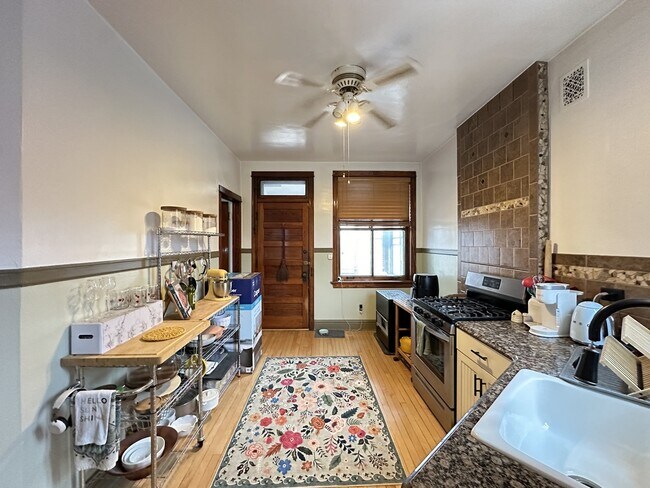 Foto del edificio - 3242 N Racine Ave