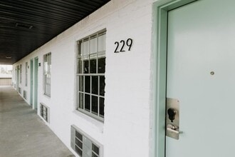 Building Photo - 870 Old Alice Rd