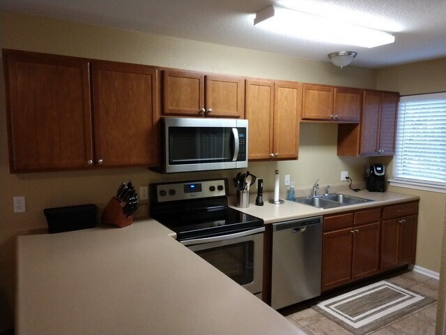 Foto del edificio - Large 3 Bed/ 2 Bath Townhome on West Side!