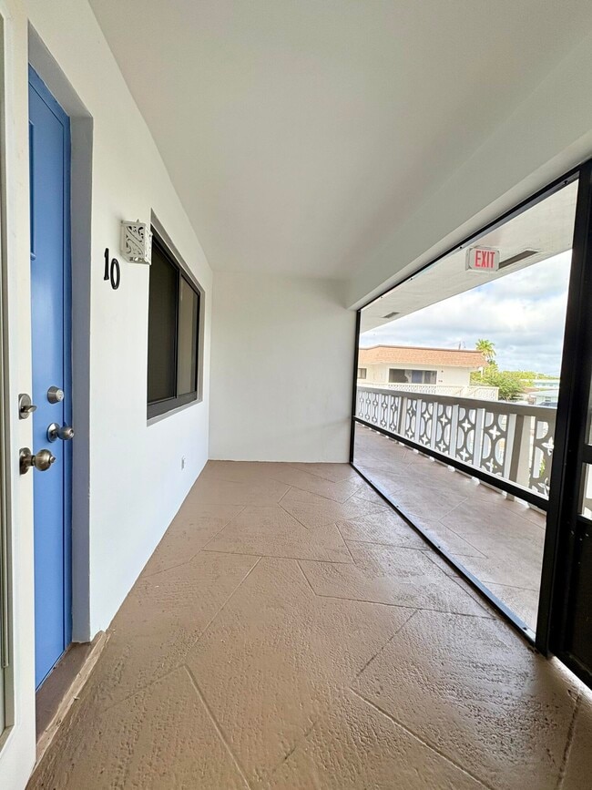 Building Photo - 305 SE 9th Ave