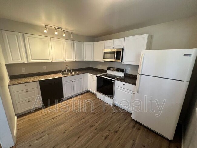 Foto del edificio - 7064 Mitchell Ave