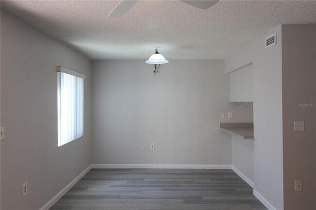 Foto del edificio - 2628 Hidden Lake Dr N