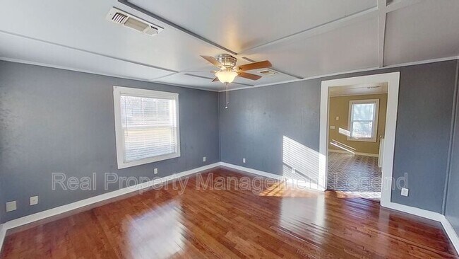 Foto del edificio - 1030 Oak Dr