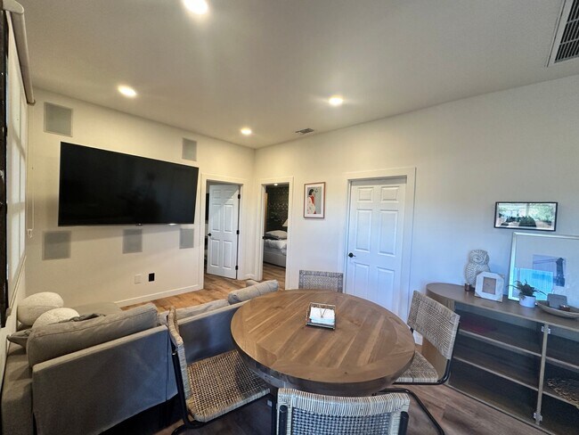 Foto del edificio - Stunning Furnished Unit! 2 BR, Bonus room and 1 Bath