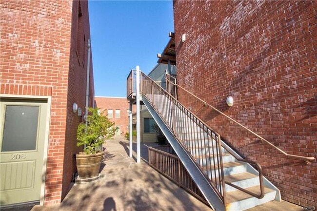 Building Photo - 42081 3rd St