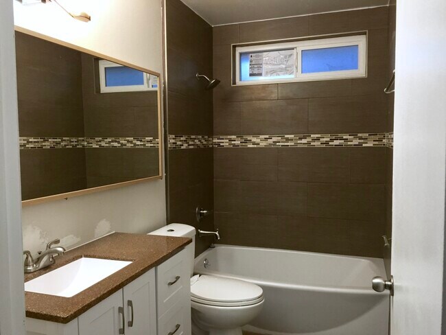 upstair full bathroom - 612 San Benito Street Townhome