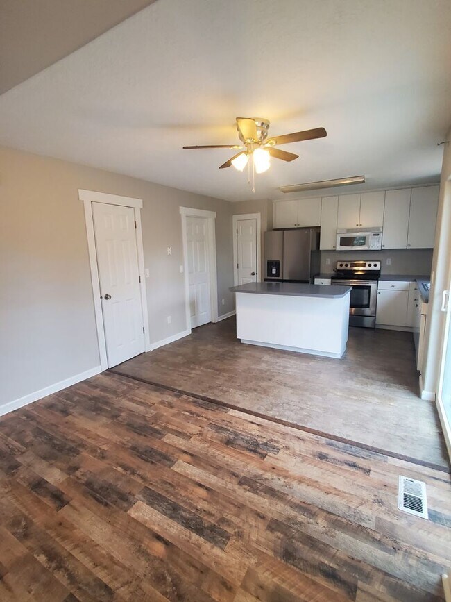 Foto del edificio - Large 4 bedroom home is SE Portland!